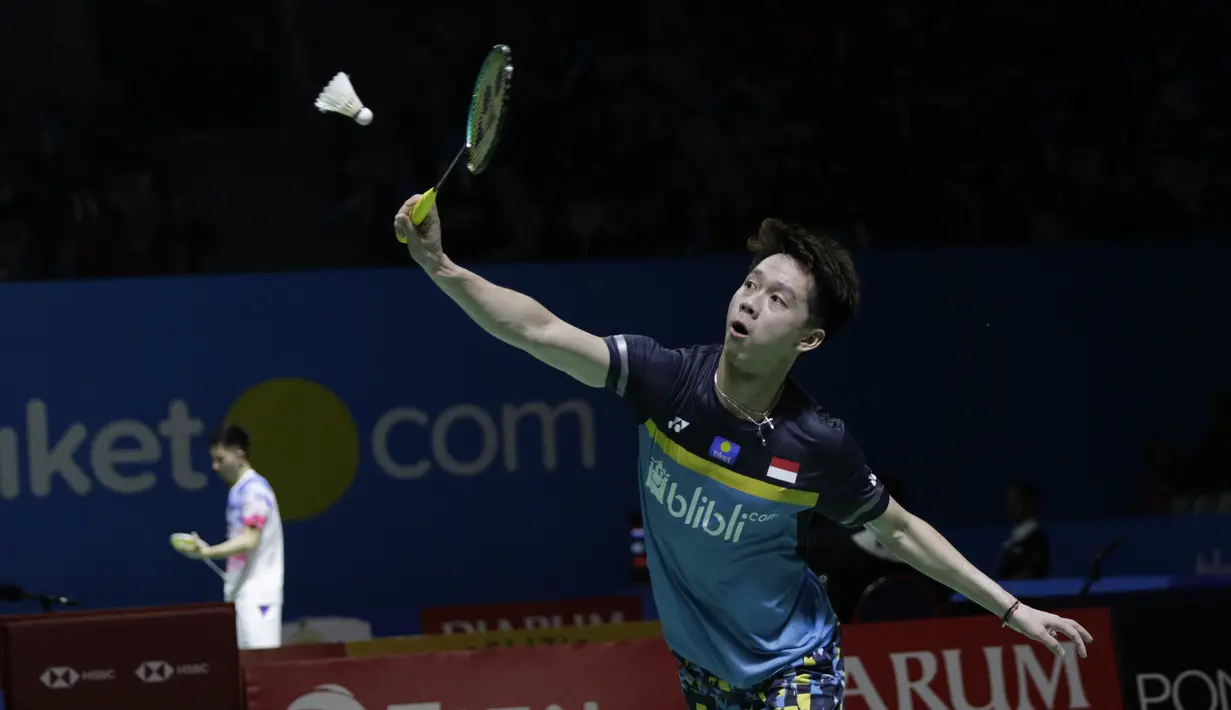 Pasangan Indonesia, Kevin Sanjaya Sukamuljo, saat melawan wakil Jepang, Takuto Inoue/Yuki Kaneko, pada Indonesia Open 2019 di Istora, Jakarta, Selasa (16/7). Pasangan Indonesia menang 20-22, 21-16, 21-14. (Bola.com/M Iqbal Ichsan)