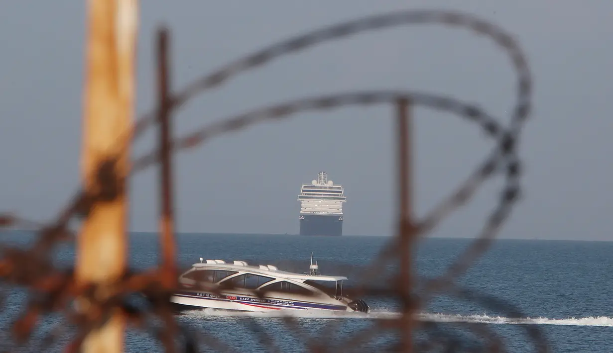 Kapal pesiar MS Westerdam mendekati pelabuhan Sihanoukville, Kamboja, Kamis (13/2/2020). Kapal pesiar tersebut tidak disambut oleh lima negara kendati operatornya, Holland America Line, menegaskan tidak ada kasus virus corona atau COVID-19 di dalam kapal. (AP Photo/Heng Sinith)