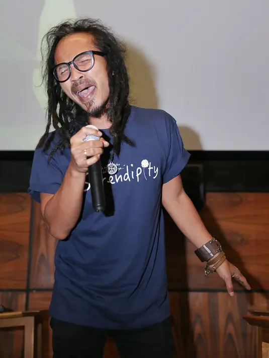 "Saya belum selesai nonton filmnya cuma dapat sinopsisnya terus lihat konflik-konflik dan karakter yang ada di situ pelajarin cari tema yang palingg tepat yang kira2 dapat gimmicknya," kata Ipang. (Nurwahyunan/Bintang.com)