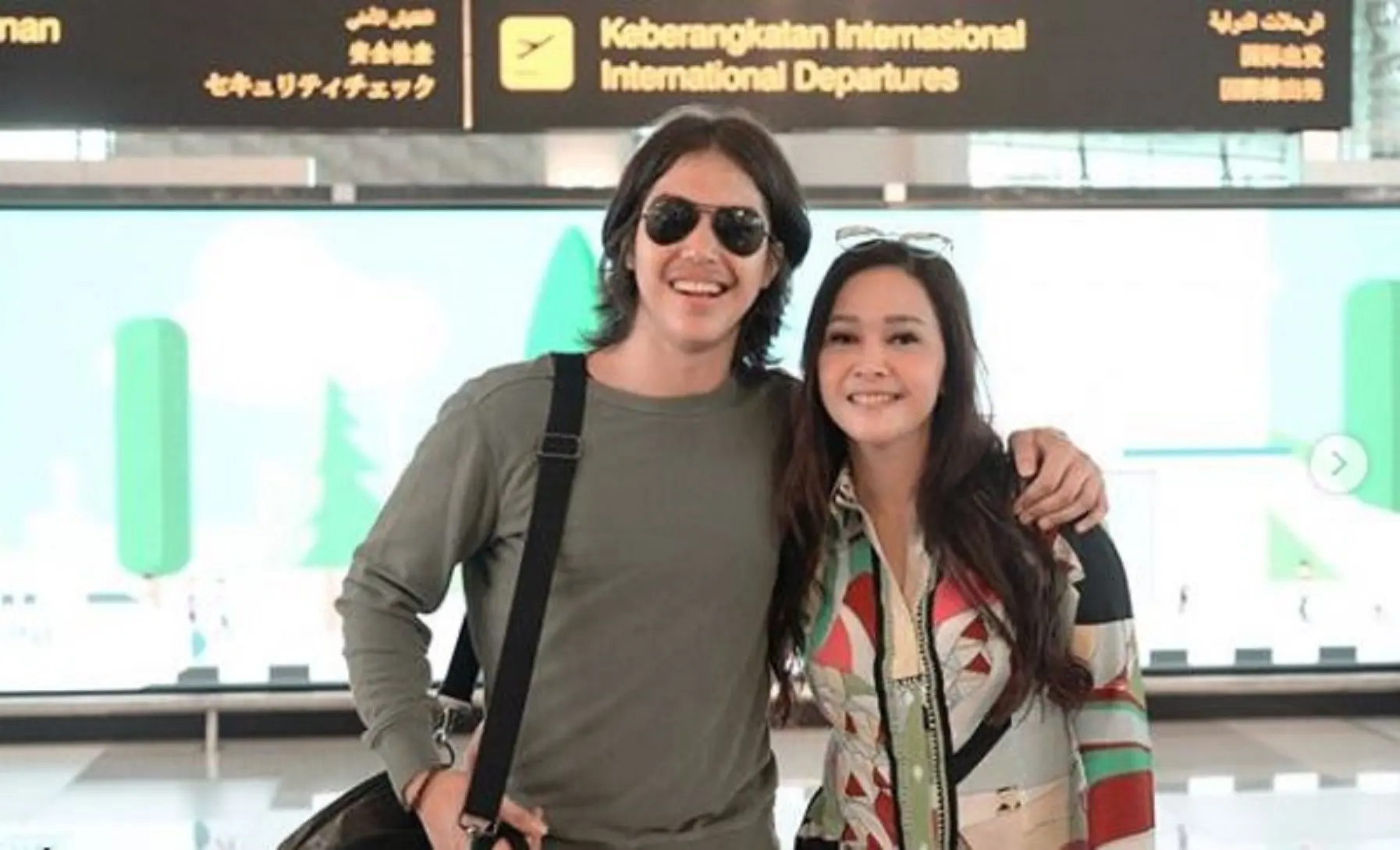 Maia Estianty mengantar keberangkatan El Rumi di bandara menuju London (Instagram/@maiaestiantyreal)
