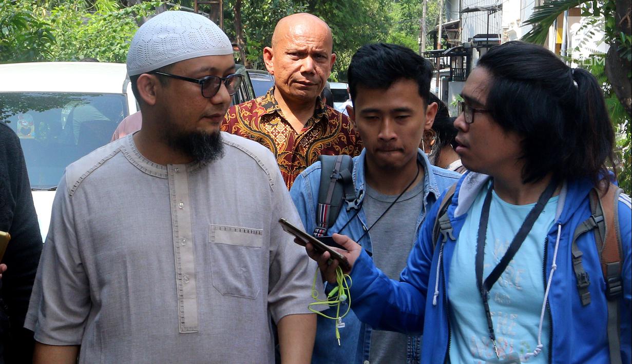 Penyidik KPK Novel Baswedan menjawab pertanyaan wartawan di sela silaturahmi dengan WP KPK di kediamannya di Kelapa Gading, Jakarta, Minggu (17/6). Silaturahmi digelar dalam rangka Idul Fitri. (Liputan6.com/JohanTallo)