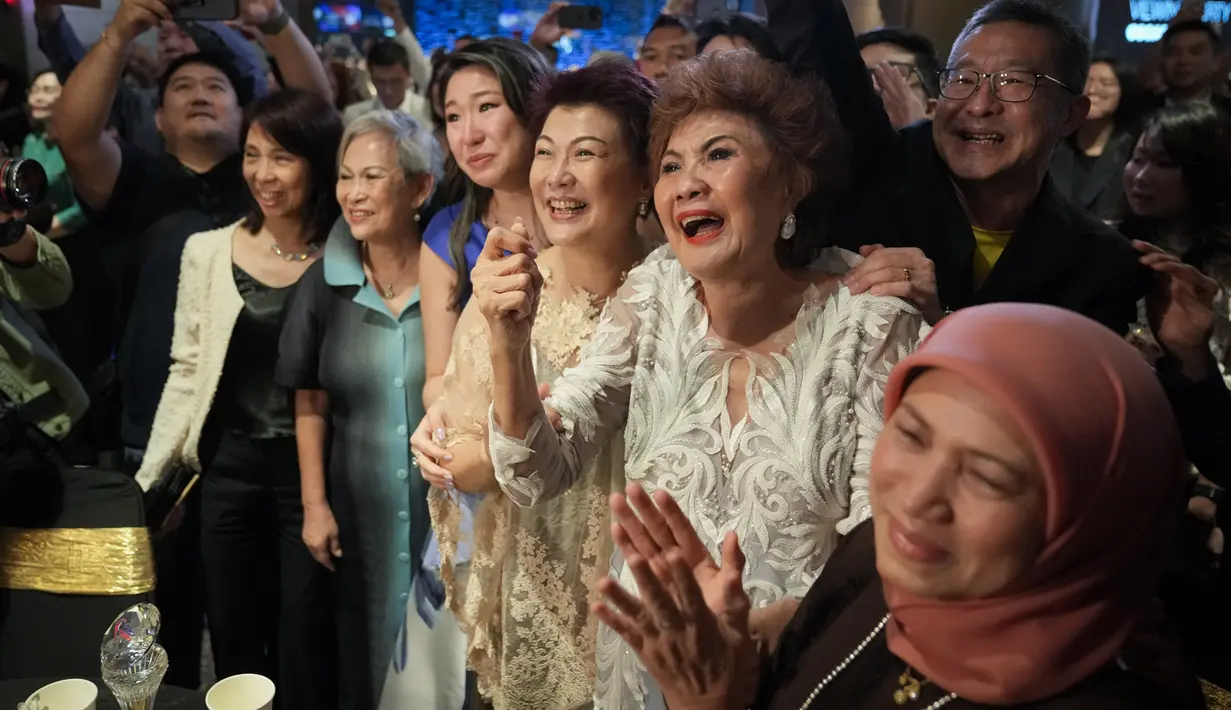 Reaksi ibu dari Michelle Yeoh, Janet Yeoh (kedua kanan) merayakan setelah putrinya menang untuk kategori aktris terbaik (Actress in Leading Role) selama Academy Awards ke-95 di Los Angeles, seperti yang terlihat dalam acara tayangan langsung di sebuah bioskop di Kuala Lumpur, Malaysia, Senin (13/3/2023). Kemenangan bersejarah ini menandakan aktris Asia pertama yang meraih penghargaan Piala Oscar untuk aktris terbaik di Academy Awards. (AP Photo/Vincent Thian)