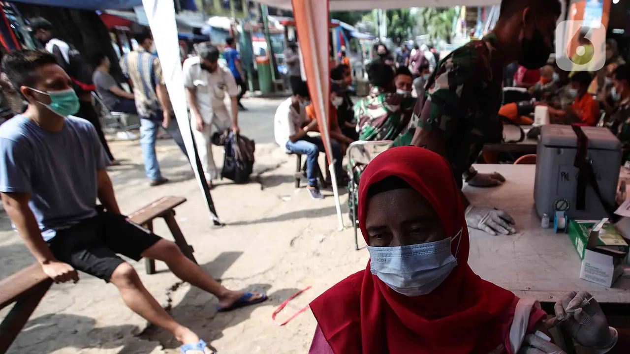 Vaksinasi Booster COVID-19 di Pasar Palmerah