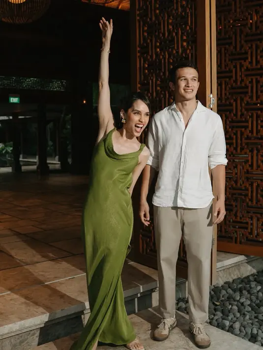 <p>Cinta Laura pun hadir bersama kekasih. Saat itu, Cinta memilih tampil dengan elegan mengenakan slit long dress hijau model sleeveless. [@claurakiehl]</p>