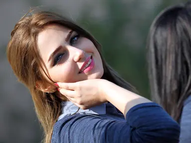 Kontestan Miss Irak tersenyum saat sesi pemotretan di Arkeologi kuno Babel, Kota Modern Hila, Baghdad, Irak, Kamis (17/12). Irak kembali menggelar kontes kecantikan untuk pertama kalinya setelah 40 tahun. (AFP/AHMAD AL-RUBAYE)