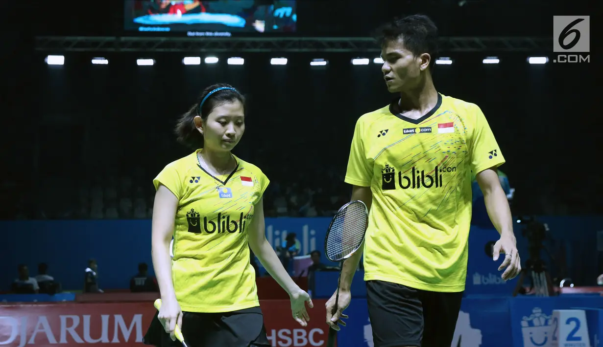 Ganda campuran Indonesia, Debby Susanto/Ricky Karandasuwardi saat melawan He Jiting/Du Yue (China) pada babak pertama Indonesia Open 2018 di Istora GBK, Jakarta, Selasa (3/7). Ricky/Debby unggul. 17-21, 21-13, 24-22 (Liputan6.com/Helmi Fithriansyah)