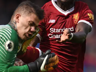 Kaki dari penyerang Liverpool, Sadio Mane, mendarat di wajah kiper Manchester City, Ederson Moraes, pada laga Premier League di Stadion Ettihad, Manchester, Sabtu (9/9/2017). Akibat insiden ini Ederson mengalami luka parah. (AFP/Oli Scarff) 
