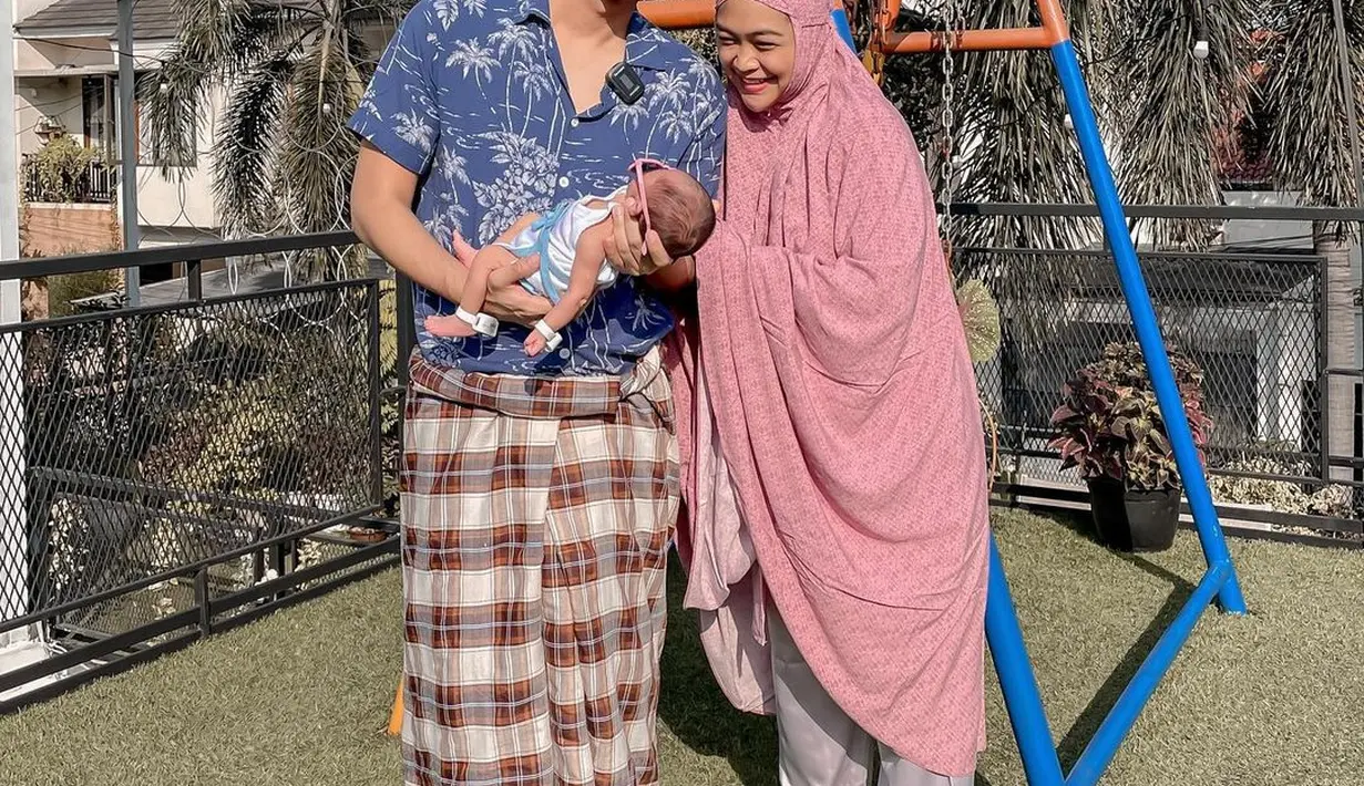 Teuku Ryan dan Ria Ricis berjemur bersama malaikat kecil mereka. (Foto: Instagram/ teukuryantr)
