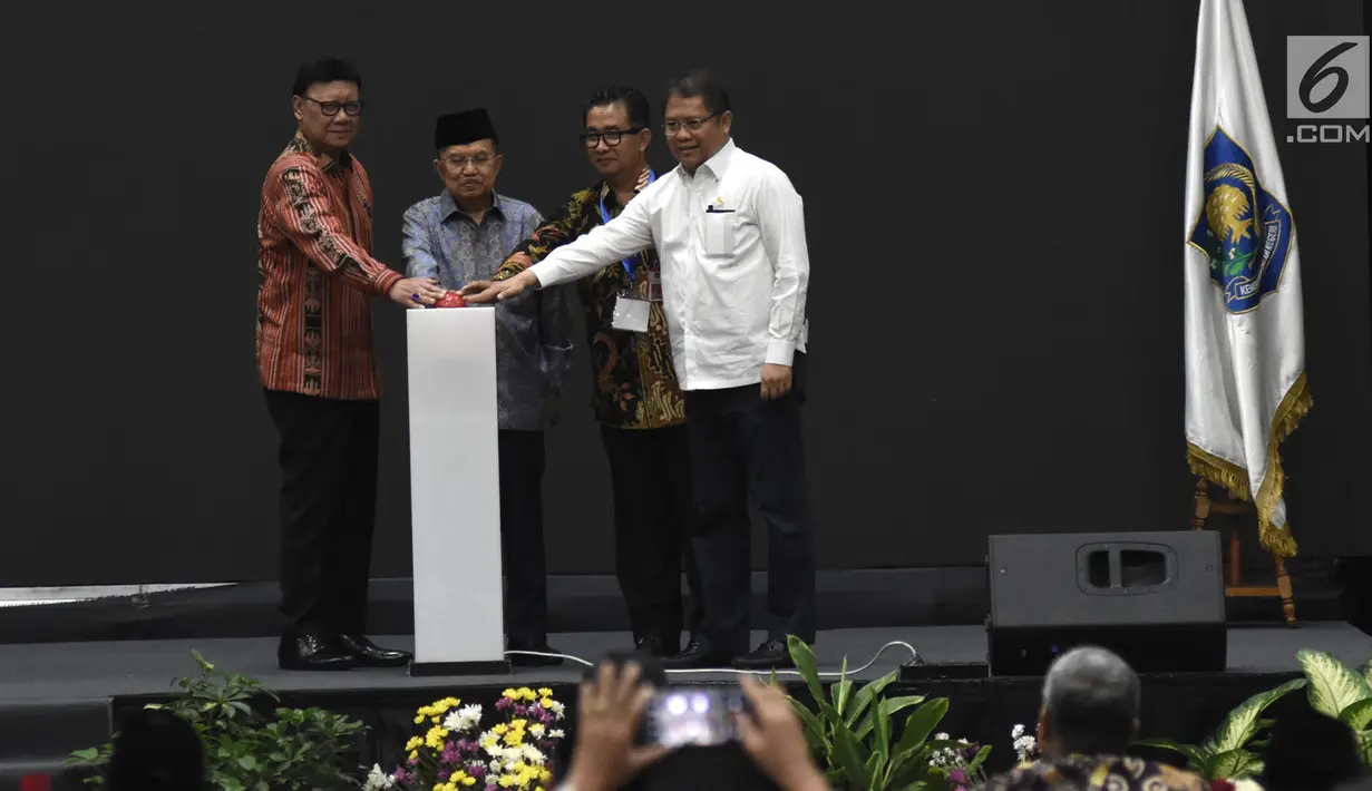 Wakil Presiden RI Jusuf Kalla didampingi Mendagri Tjahjo Kumolo, Plt Dirjen Otda Kemendagri Akmal Malik dan Menkominfo Rudiantara menekan tombol ketika membuka acara 'Indonesia International Smart City Expo and Forum 2019' di JCC Senayan, Jakarta, Rabu (17/7/2019). (merdeka.com/Iqbal S Nugroho)