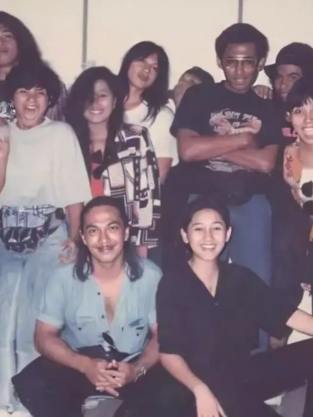 Nike Ardilla bersama rekan artis (Instagram/@NikeArdillaOfficial)