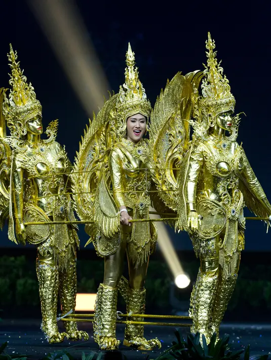 Miss Laos, On-anong Homsombath menampilkan kostum nasionalnya saat National Costume Show Miss Universe 2018 di Chonburi, Thailand, Senin (10/12). 94 wanita cantik se-dunia berlomba menjadi yang terbaik di ajang Miss Universe 2018 (Lillian SUWANRUMPHA/AFP)