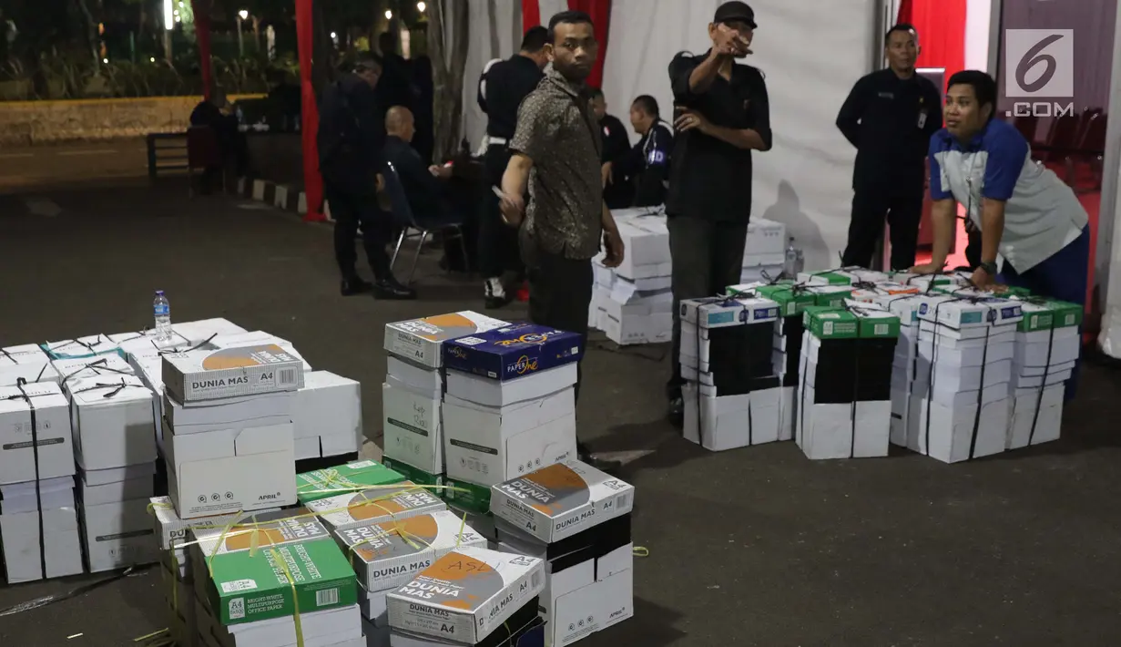 Tumpukan kardus berisi dokumen barang bukti yang diajukan tim BPN 02 pada sidang perselisihan hasil Pilpres 2019 jelang dibawa masuk ke dalam Gedung Mahkamah Konstitusi, Jakarta, Kamis (13/6/2019). Sidang perselisihan hasil Pilpres 2019 berlangsung Jumat (14/6). (Liputan6.com/Helmi Fithriansyah)