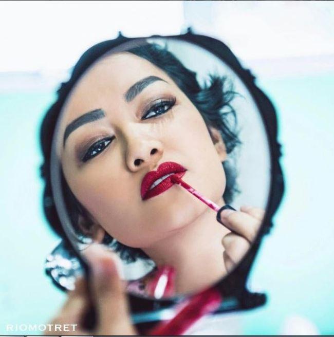 Sakit, tak membuat Julia Perez lupa untuk berdandan (Foto: Instagram)