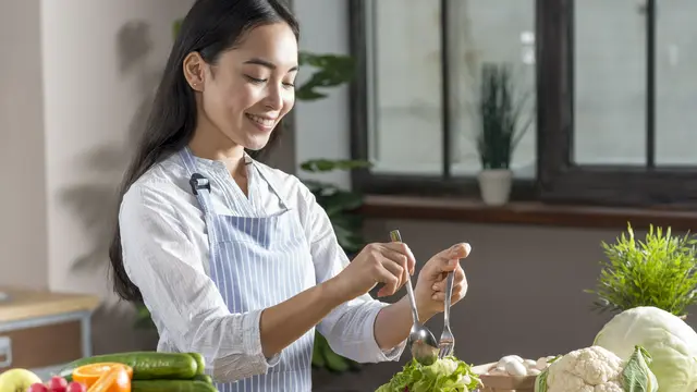 wanita februari memasak