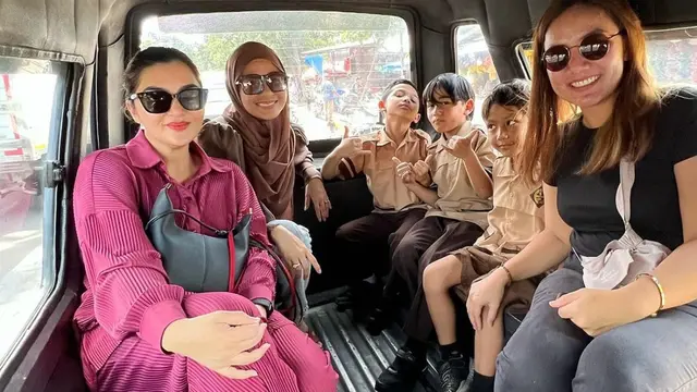 Potret Ashanty dan Meisya Siregar temani anak-anak mereka naik angkot (Sumber: Instagram/meisya_siregar)