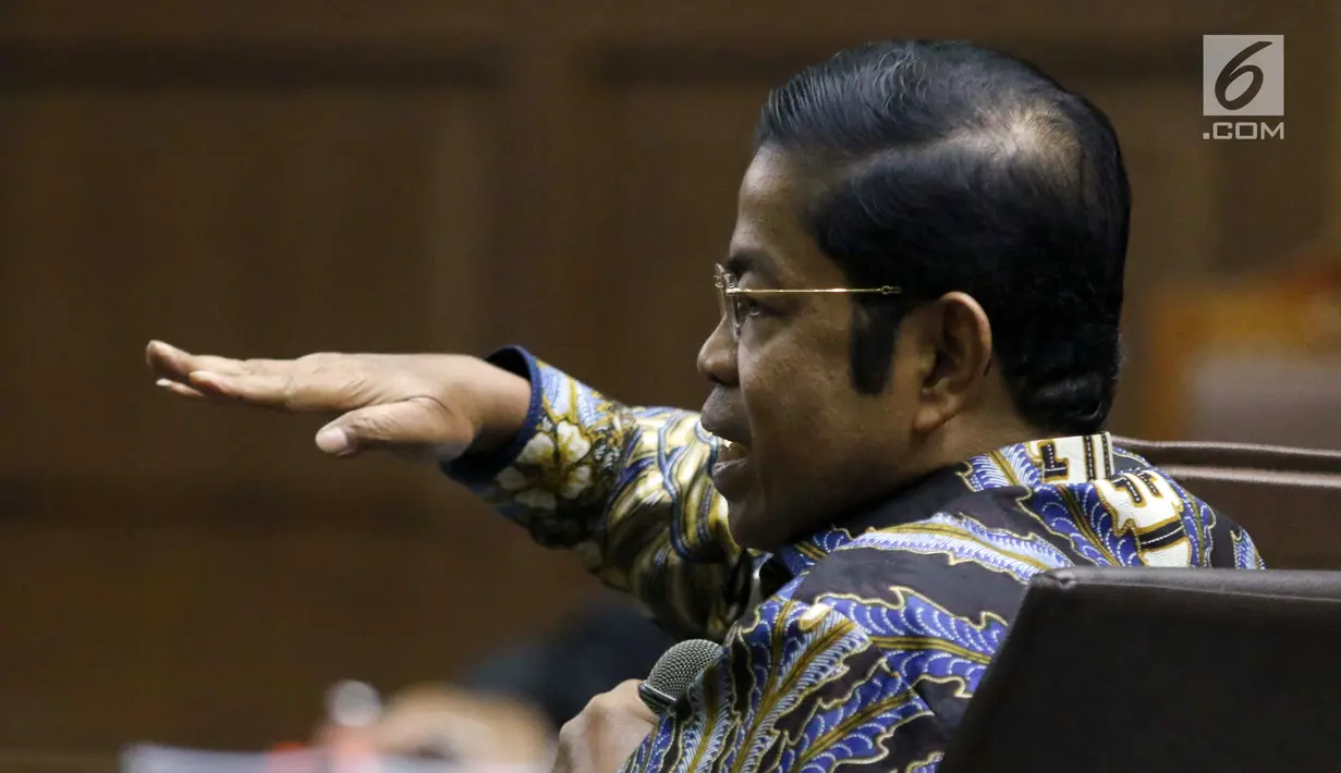 Terdakwa dugaan penerimaan suap terkait kerja sama pembangunan PLTU Riau-1, Idrus Marham menjawab pertanyaan saat JPU KPK sidang lanjutan di Pengadilan Tipikor, Jakarta, Selasa (12/3). Sidang memeriksa keterangan terdakwa. (Liputan6com/Helmi Fithriansyah)