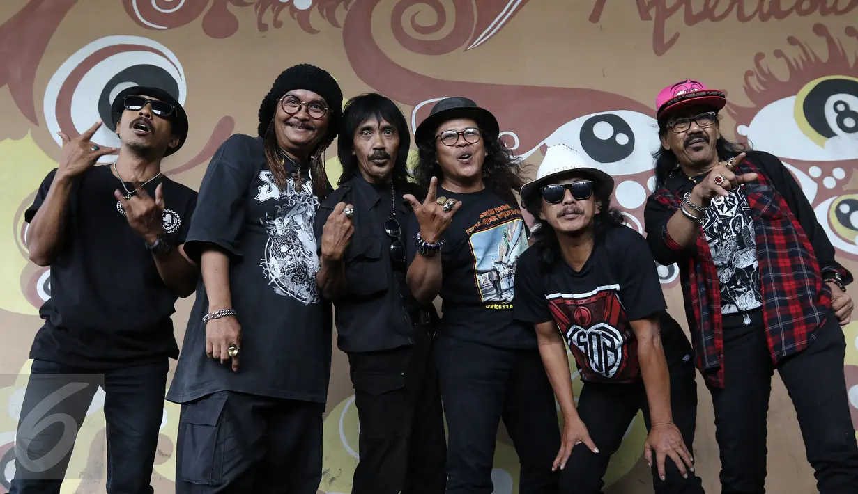 Grup musik Orkes Melayu Pengantar Minum Racun (OM PMR) berpose usai peluncuran single terbarunya yang berjudul "Too Long To Be Alone" di Jakarta, Rabu (15/3). (Liputan6.com/Herman Zaharia)
