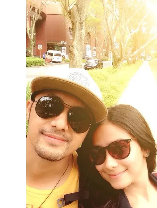 Sonya dan Hengky kompak dengan kaca mata hitam. (Instagram @sonyafatmala)