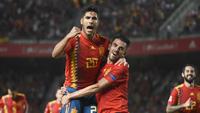 Gelandang Timnas Spanyol, Marco Asensio (kiri), meluapkan kegembiraan usai mencetak gol ke gawang Kroasia, pada laga UEFA Nations League Liga A Grup 4, Selasa (11/9/2018) waktu setempat, di Stadion Manuel Martinez Valero, kota Elche.  (AFP / Jose Jordan)