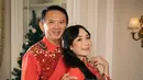 Baju merah tersebut semakin menarik perhatian karena memiliki motif batik sebagai ciri khas Indonesia. Keluarga Ahok pun memadukan nuansa  Natal dengan wastra nusantara. [@withvaniova]
