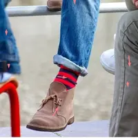 Ilustrasi memakai kaus kaki panjang. (via:istimewa)