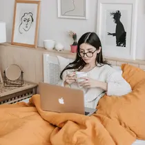 ilustrasi menonton drama korea/pexels