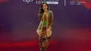 <p>Kebaya dengan model klasik berpotongan panjang juga memberikan kesan anggun tersendiri pada penampilan. Aplikasi list emas pada tepi kebaya menambah kemewahan tersendiri saat dikenakan.</p>