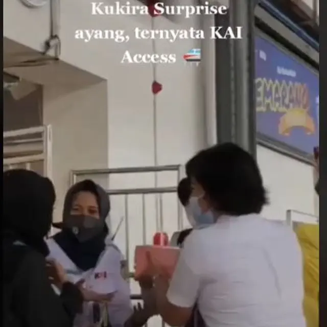 Bukan dari Pacar, Wanita Dapat Kejutan Kue Ulang Tahun dari PT KAI