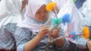 Murid-murid kelas VIII membuat kerajinan tangan dari limbah plastik dan kardus di SMP Negeri 20 Kota Tangerang Selatan, Kamis (10/10/2019). Kegiatan mata pelajaran dalam program Gerakan Sekolah Menyenangkan tersebut sudah berjalan selama 6 bulan. (merdeka.com/Arie Basuki)