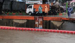 Kondisi terkini debit air di Pintu Air Manggarai, Jakarta, Senin (5/2). Ketinggian air di Pintu Air Manggarai hingga sore terus meningkat mencapai ketinggian 800cm. (Liputan6.com/Faizal Fanani)