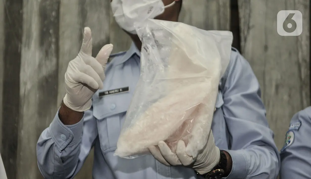 Petugas menunjukkan barang bukti penyelundupan ikan patin fillet ilegal di pangkalan PSDKP, Jakarta, Senin (10/8/2020 Kementerian Kelautan dan Perikanan bersama Polri berhasil mengagalkan penyelundupan 54,9 ton ikan patin fillet illegal senilai Rp2,7 miliar. (merdeka.com/Iqbal Nugroho)