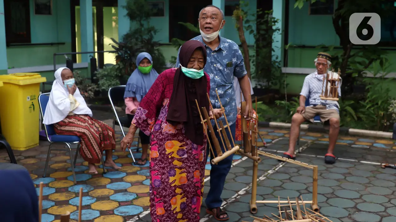 FOTO: Aktivitas Lansia Mengisi Waktu Sambil Berlatih
