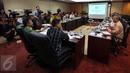 Rapat dengar pendapat Dirut Bulog Djarot Kusumayakti dengan TIM 10 DPD RI di Kompleks Parlemen, Jakarta, Selasa (4/10). Rapat meminta penjelasan Perum Bulog terkait kasus suap kuota impor gula yang diduga melibatkan Irman Gusman (Liputan6.com/Johan Tallo)