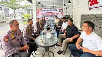 Personel Polres Rokan Hulu bersama sejumlah tokoh masyarakat dan kepala desa membahas mewujudkan Pilkada damai. (Liputan6.com/M Syukur)