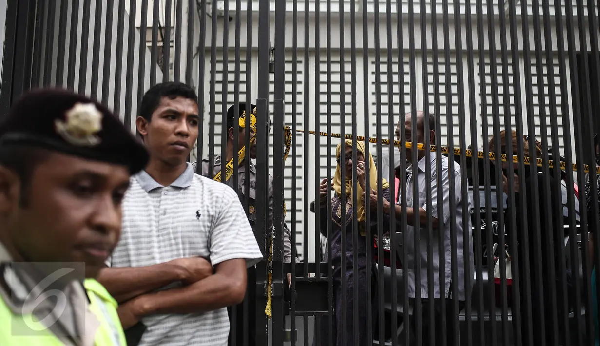 Kerabat mendatangi rumah mewah lokasi perampokan sadis yang terjadi di Jalan Pulomas Utara, Kayuputih, Pulogadung, Jakarta Timur, Selasa (27/12). Pemilik rumah itu bernama Dodi Triono (59) yang merupakan seorang arsitektur. (Liputan6.com/Faizal Fanani)
