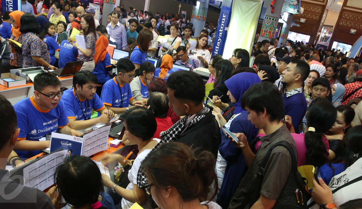 Pengunjung mengantre di pameran Garuda Travel Fair (GATF) di JCC Senayan, Jakarta, Jumat (7/10). GATF  menawarkan tiket dan paket wisata dengan harga lebih rendah dari harga normal ke berbagai destinasi dalam dan luar negeri. (Liputan6.com/Angga Yuniar)
