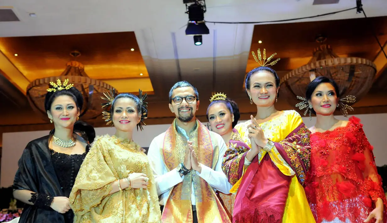 Sang desainer, Didiet Maulana dan para model berfoto bersama di atas catwalk, Hotel Mulia Jakarta (Liputan6.com/Faisal R Syam)