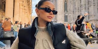 Potret yang satu ini banyak dikomentari dirinya mirip Kendall Jenner. Dengan rambut yang ditata sleek hair, dengan nuansa makeup kecokelatan yang sangat natural, Alyssa mengenakan sunglasses dan outfit yang menyempurnakan penampilannya secara keseluruhan. Foto: Instagram.