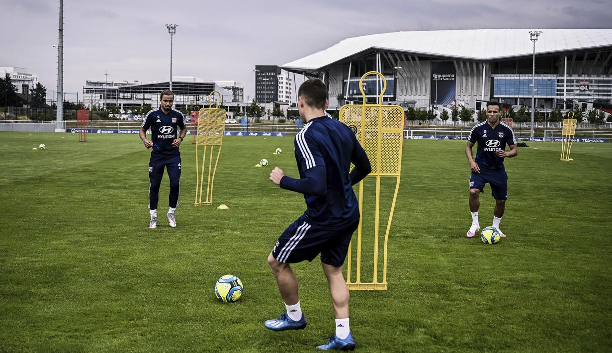 Pemain Olympique Lyon melakukan latihan di Decines-Charpieu Groupama, Prancis, Rabu (10/6/2020). Olympique Lyon melakukan persiapan Jelang leg kedua babak 16 besar Liga Champions melawan Juventus. (AFP/Jeff Pachoud)