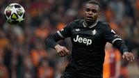 Pemain Juventus Pierre Kalulu berusaha merebut bola pada laga leg pertama play-off Liga Champions antara Galatasaray vs Juventus di Istanbul, Turki, Selasa, 17 Februari 2026. (AP Photo/Khalil Hamra)