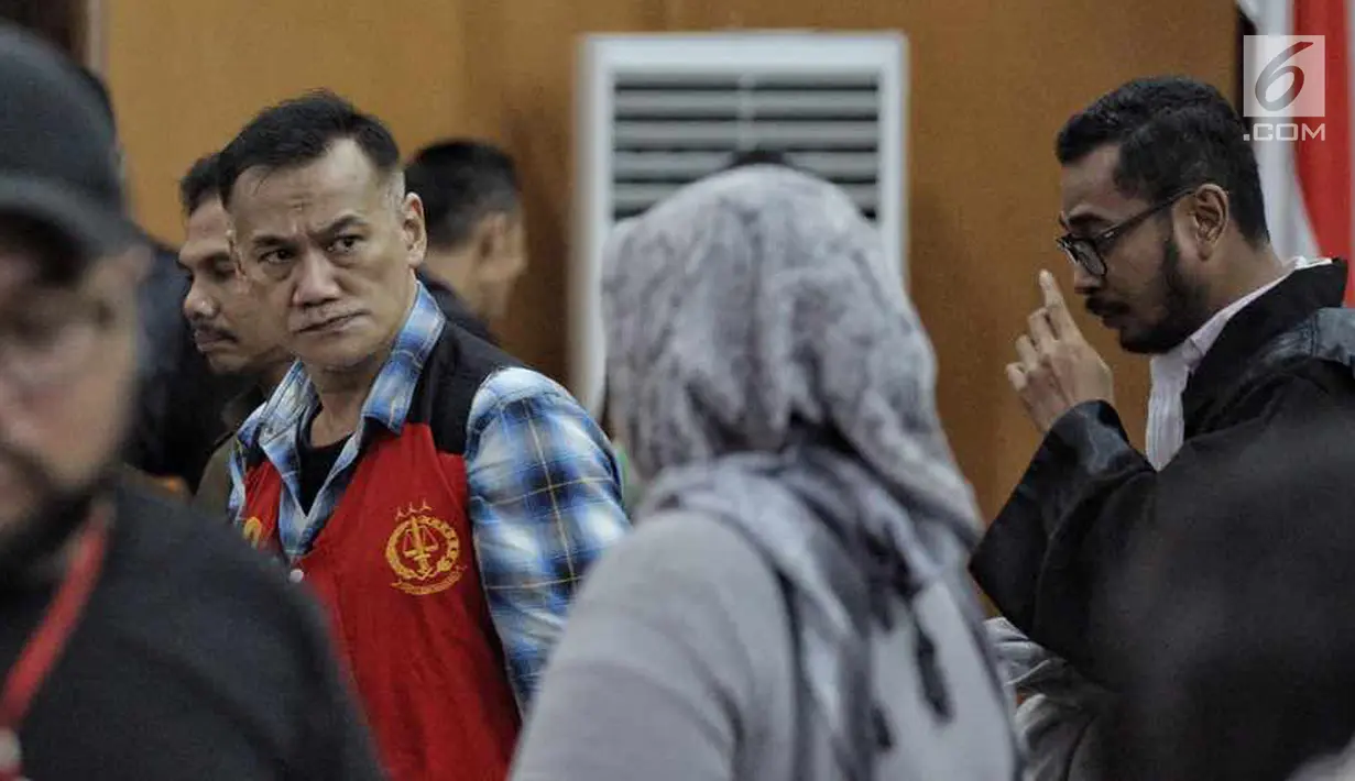 Aktor Tio Pakusadewo saat sidang lanjutan di PN Jakarta Selatan, Kamis (28/6). Dalam pledoinya, Tio mengaku kepada majelis hakim bahwa dirinya adalah pecandu selama 10 Tahun belakangan ini. (Liputan6.com/Faizal Fanani)