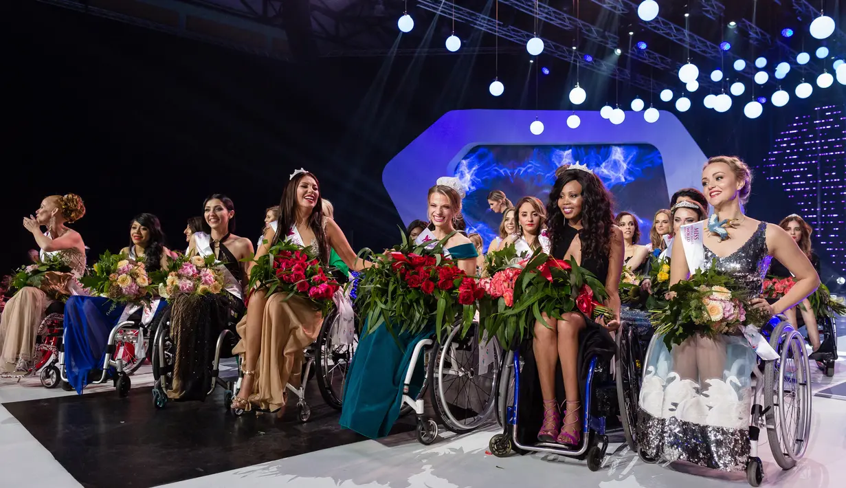 Miss Belarus Aleksandra Chichikova (ketiga kanan) terpilih sebagai Miss Wheelchair World di Warsawa, Polandia, Sabtu (7/10). Kontes tersebut bertujuan meningkatkan kesadaran soal perempuan yang menghadapi tantangan dengan kursi roda (Wojtek Radwanski/AFP)