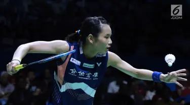 Tunggal putra China Taipei, Tai Tzu Ying saat melawan pebulu tangkis China, He Bingjiao pada semifinal Indonesia Open 2018 di Istora GBK, Jakarta, Sabtu (7/7). Tai Tzu Ying menang 21-13, 21-8. (Liputan6.com/Helmi Fithriansyah)