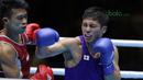 Hiroaki Kinjo melepaskan pukulan ke wajah petinju Indonesia, Grece Savon Simangunsong (Merah) pada semifinal Test Event Asian Games 2018 kelas Welter di Kemayoran, Jakarta (14/2/2018). Simangunsong menang dengan skor 3-2. (Bola.com/Nick Hanoatubun)