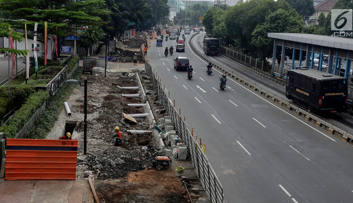 Pekerja mengerjakan proyek revitalisasi trotoar di Jalan Salemba Raya, Jakarta Pusat, Kamis (1/8/2019). Revitalisasi yang menghabiskan anggaran Rp75 milliar dilakukan untuk memberikan kenyamanan pejalan kaki, sekaligus mempercantik wajah Ibukota. (Liputan6.com/Johan Tallo)