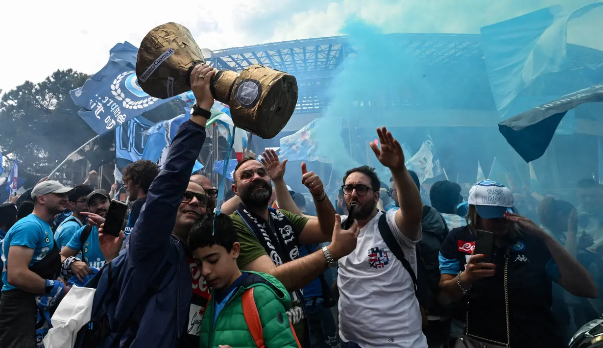 Beberapa jam sebelum pertandingan, mereka bahkan dengan sukacita melakukan selebrasi setelah Lazio yang berada diposisi kedua dikalahkan oleh Inter Milan. (AFP/Andreas Solaro)
