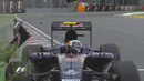 Pebalap Toro Rosso, Carlos Sainz Jr, menabrak dinding pembatas saat kualifikasi F1 GP Kanada, Sabtu (11/6/2016). (Bola.com/Twitter/F1)  