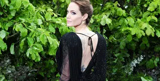 Victoria Beckham terlihat cantik meski bergaya kasual dalam balutan nuansa hitam. (BROADIMAGE/REX/SHUTTERSTOCK/HollywoodLife)