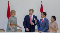 Presiden Joko Widodo didampingi Ibu Negara Iriana menyambut kunjungan kenegaraan Raja Willem-Alexander dan Ratu Maxima dari Belanda. (Liputan6/Lizsa Egeham)