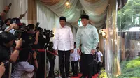 Ketua DPR RI Bambang Soesatyo menyambut hangat kedatangan Presiden Joko Widodo atau Jokowi di rumah dinasnya. (Merdeka.com)